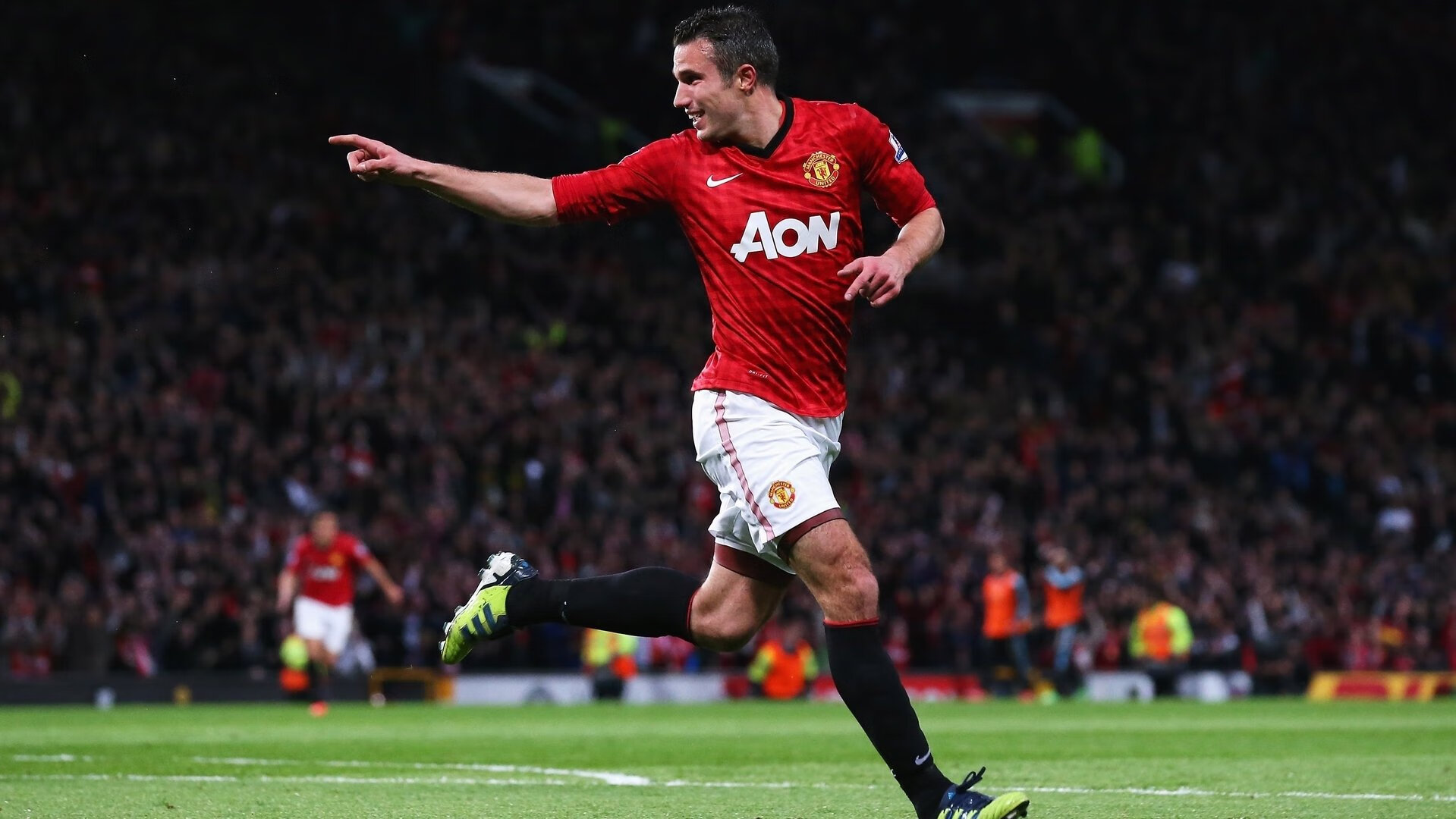 赛道烽烟，阿斯顿马丁鏖战迈凯伦，周冠宇状态火热改写格局