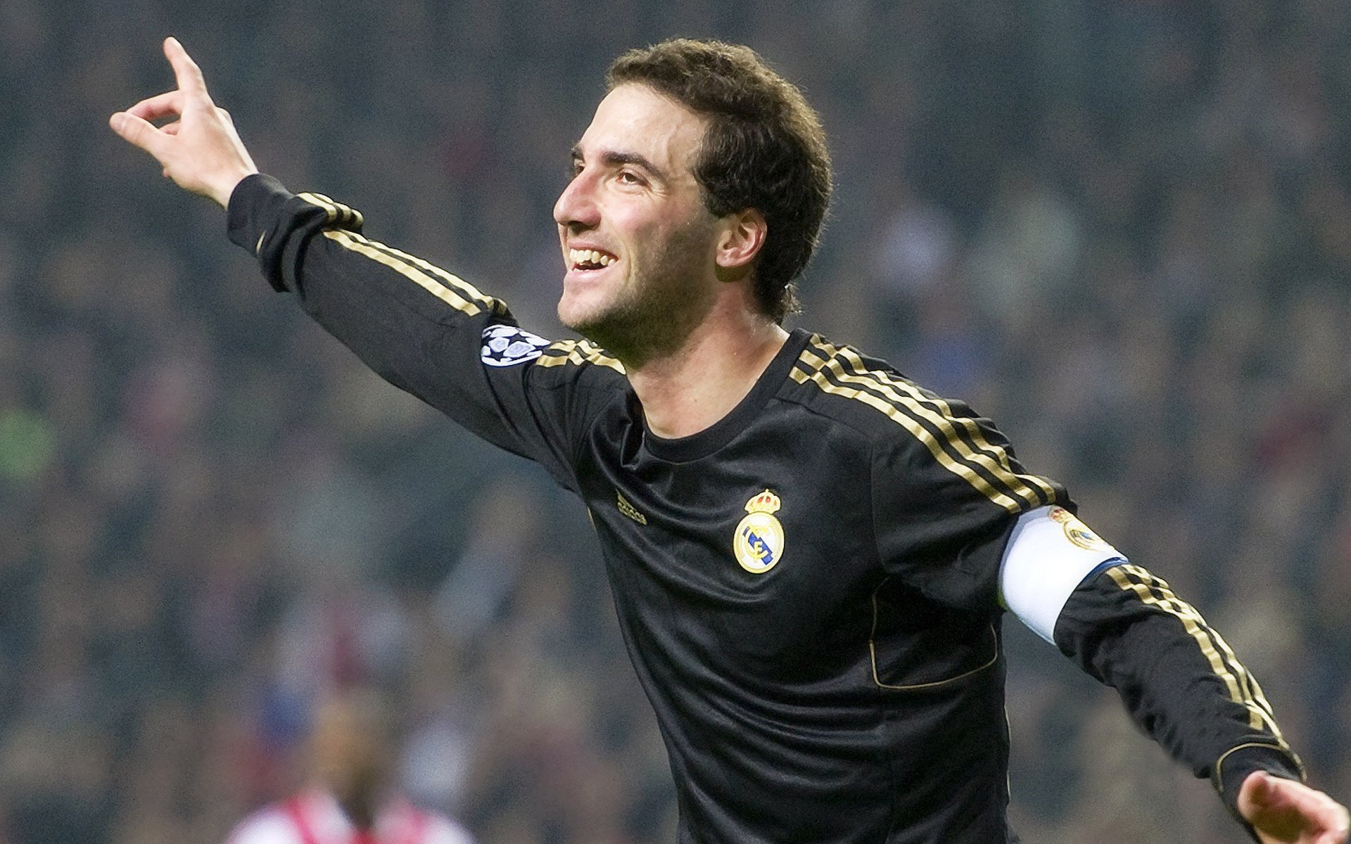 绿茵场上的双面叙事，中国完胜塞内加尔，梅西惊艳四座